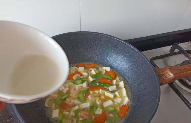 做什么菜需要勾芡 599d7797a9594ecbb8d0378f7e88acd0.jpeg