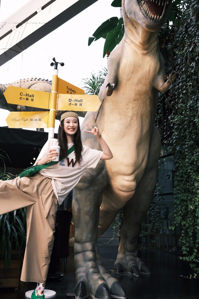 恐龙 孙佳雨清新发带写真曝光 玩转时髦少女穿搭法则