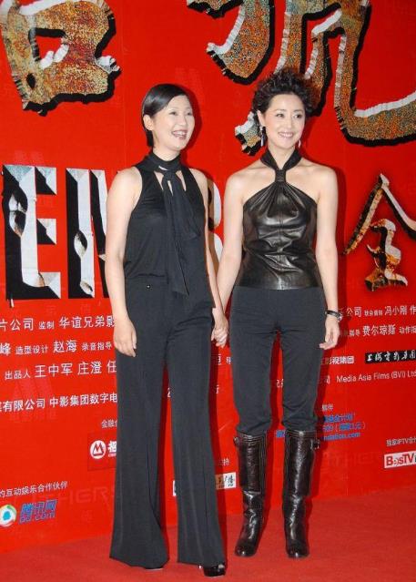 刘蓓 徐帆与刘蓓同框,同是53岁同穿“挂脖”上衣,气质却完全不同