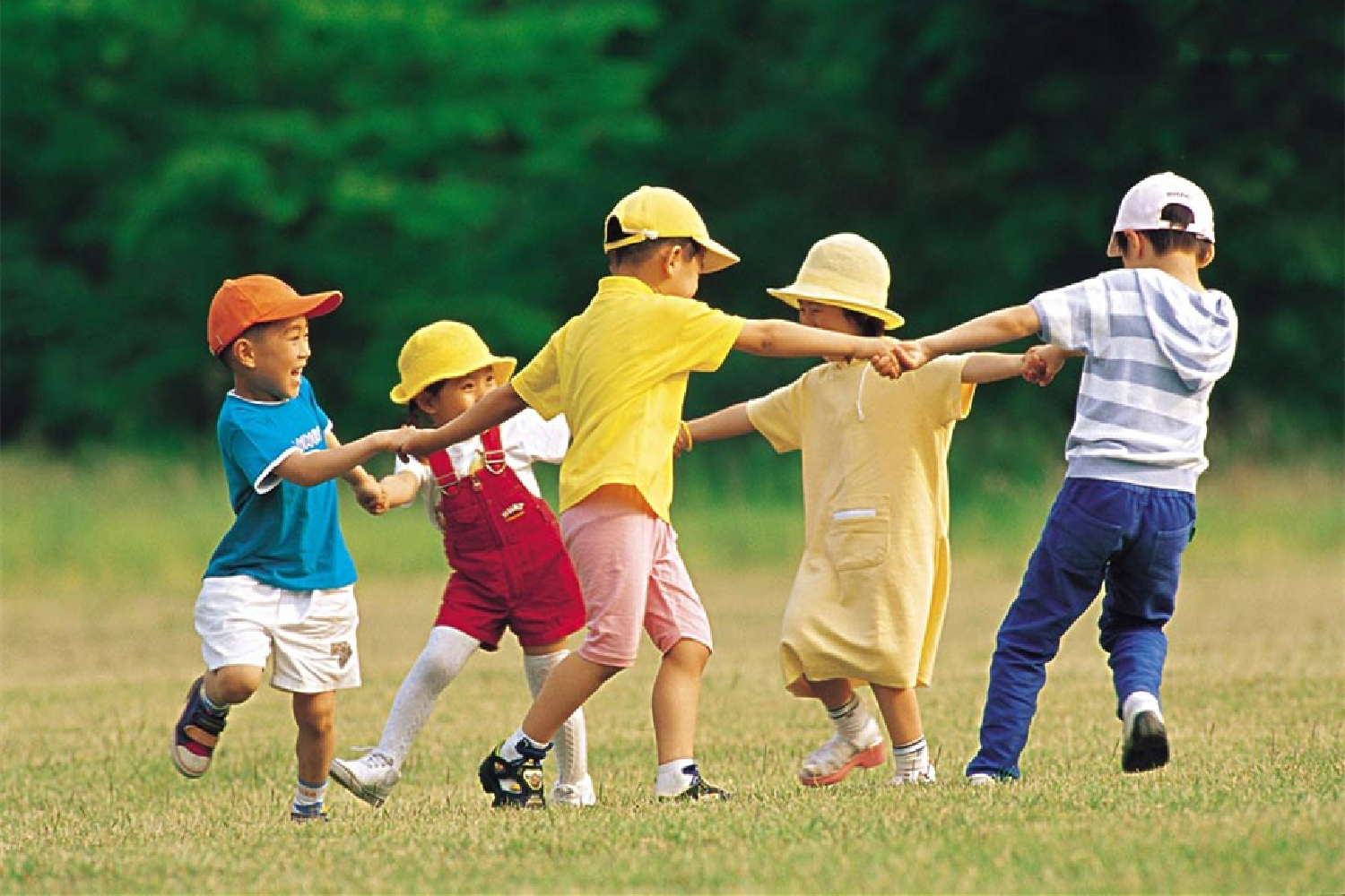 可以邀请孩子的幼儿园小伙伴来家中做客,或几个好朋友一同外出,让孩子