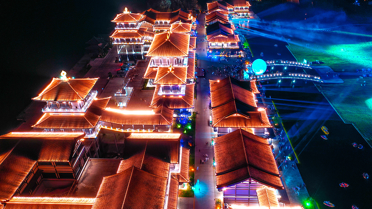 特色|夜景比白天更美，浙江龙游红木小镇，彩灯全开像广寒宫的琼楼玉宇