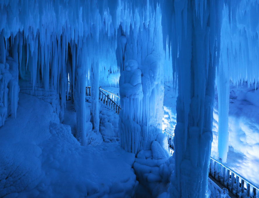 这里就是山西万年冰洞,位于山西忻州市,海拔2300米,而且根据推算,这座