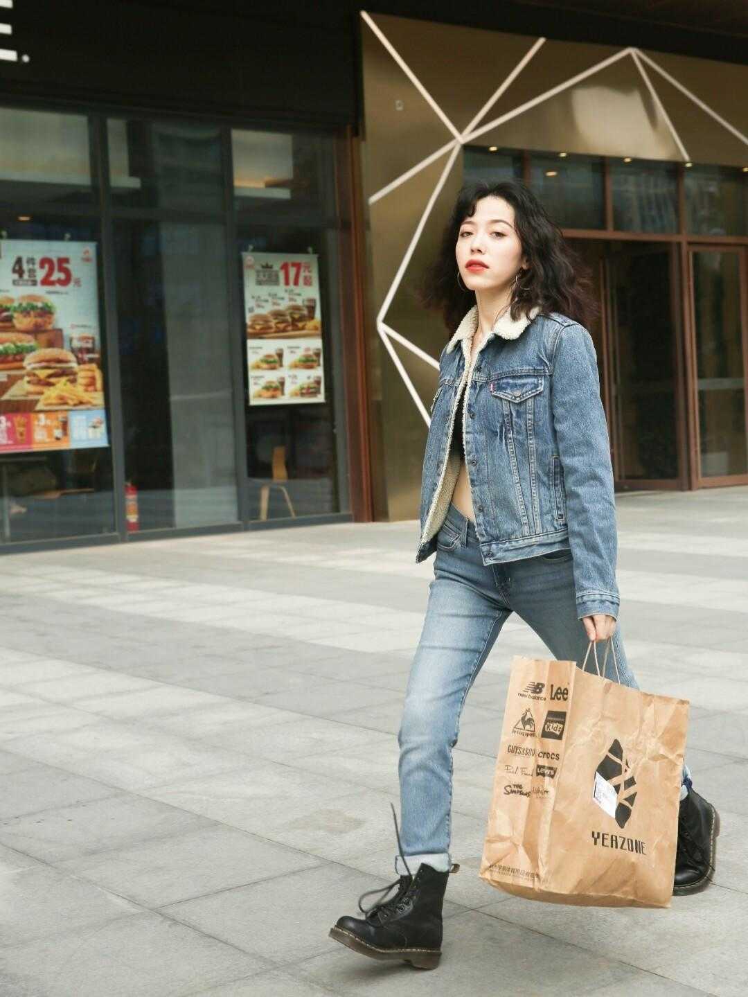 颜色 不喜欢穿大衣的姐妹看过来，加绒牛仔外套上身，也能起到保暖效果