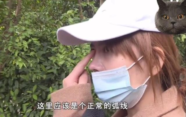 因为周女士花三万元做整容手术后不敢见家人，哭着说：以前我很自信的
