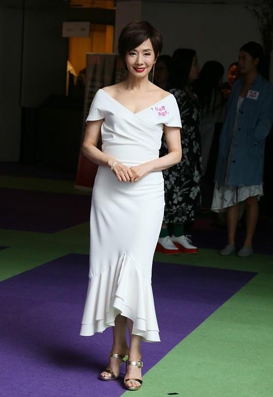 黑色 毛舜筠化了浓妆之后,气质更贵气大方了,穿上长裙很有女人味