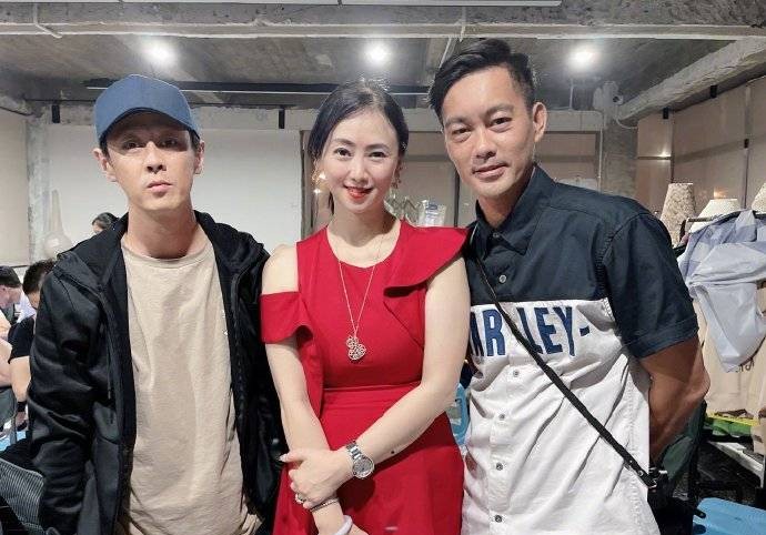 颜色 翁虹年逾知命风韵犹在，53岁肤白无皱纹，穿红色修身裙分外妖娆