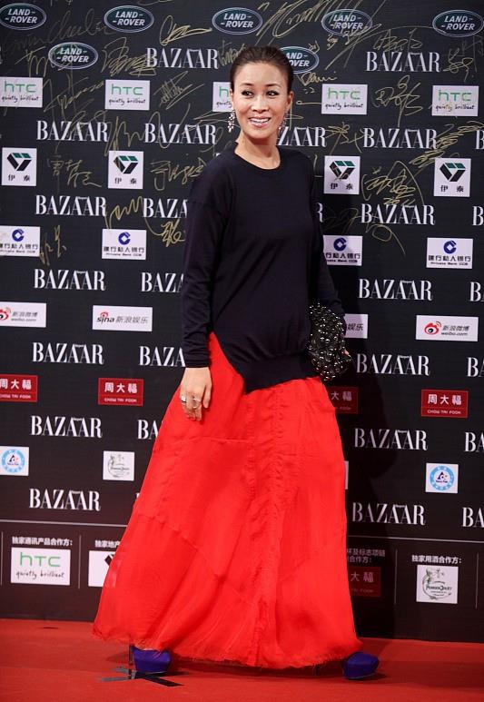 一字型 孙红雷老婆画上淡妆，穿小领口的服装，高级感也不输那英