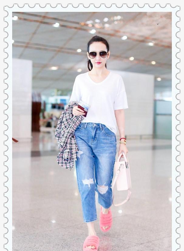 才知 当36岁王鸥和44岁周迅同穿白T配仔裤，才知素颜和美颜差距有多大