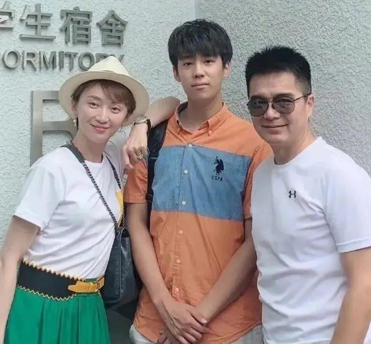 蒋勤勤母亲都是高颜值女星,孩子却个个长相平平,遗传真是门玄学啊