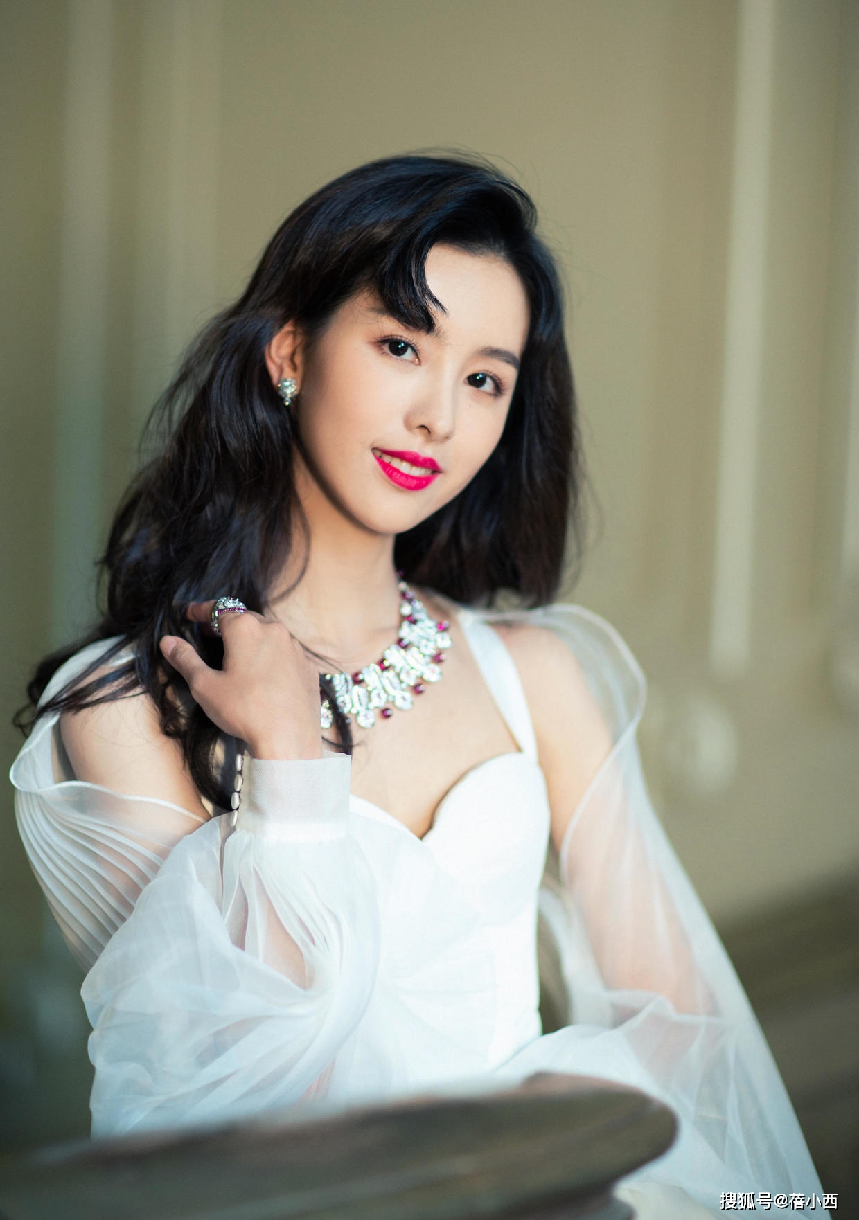 身材 陈都灵真不愧是“南航校花”，穿吊带鱼尾裙配长卷发，气质太惊艳