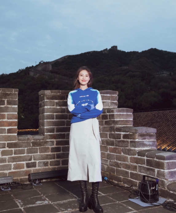 笑容高圆圆与朱广权同框直播，穿白色长裙笑容温婉，五官精致气质优雅