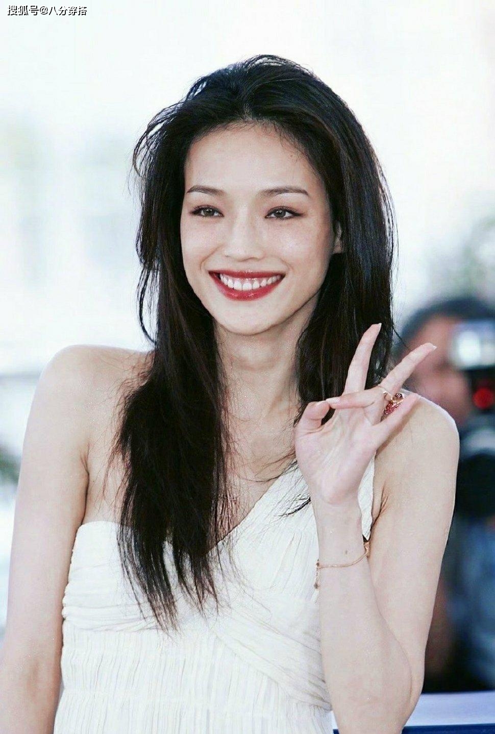 设计 舒淇又美出圈了,穿一字肩半透视裙秀好身材,高挑曼妙好惹眼