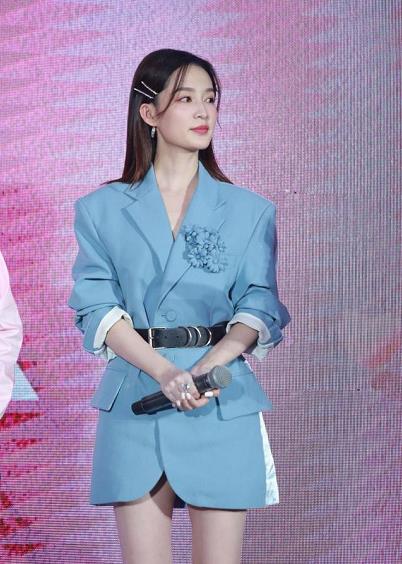 身材 李沁又美出圈了,穿西装裙像邻家少女,腰细腿长很抢镜