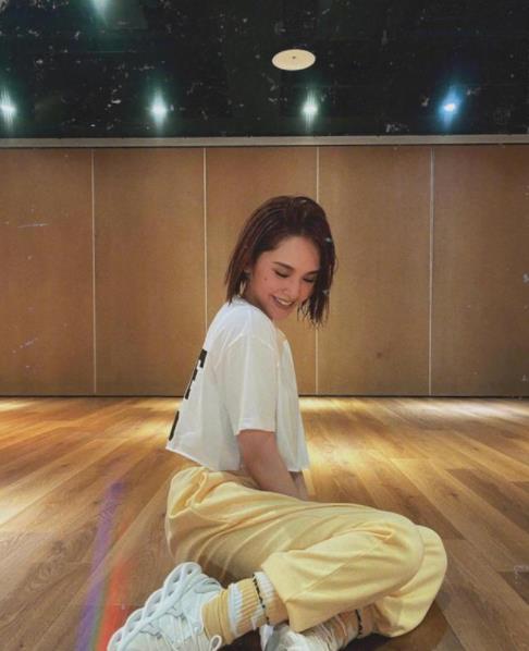 黑色 杨丞琳穿减龄休闲运动装,配一头褐色短发太少女了,不像已婚女人