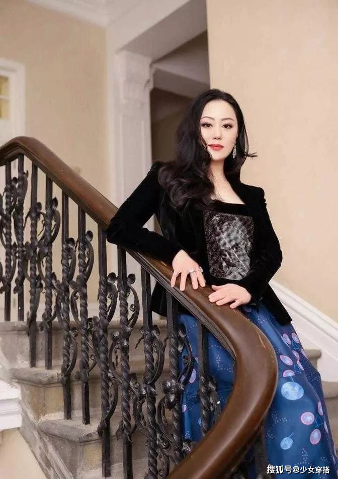 章小蕙 章小蕙真不愧是上流社会的人，身穿一件黑色的西装外套