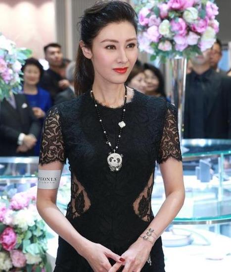 黑色 51岁的李嘉欣一脸富态相，收腰蕾丝黑裙精致显瘦，冻龄面容惊艳