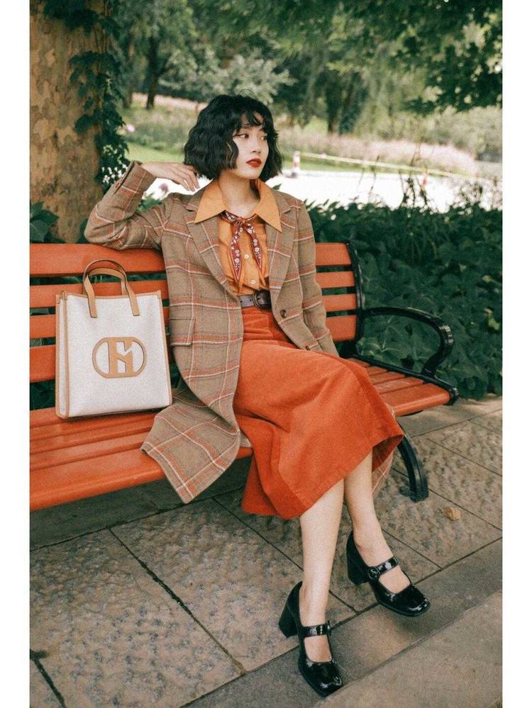 毛衣 格纹大衣的穿搭，看起来干净利索