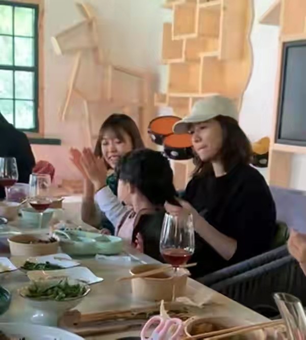 卫衣 高圆圆女儿罕见露正脸!跟妈妈参加聚会变捧场王,穿搭时尚好可爱