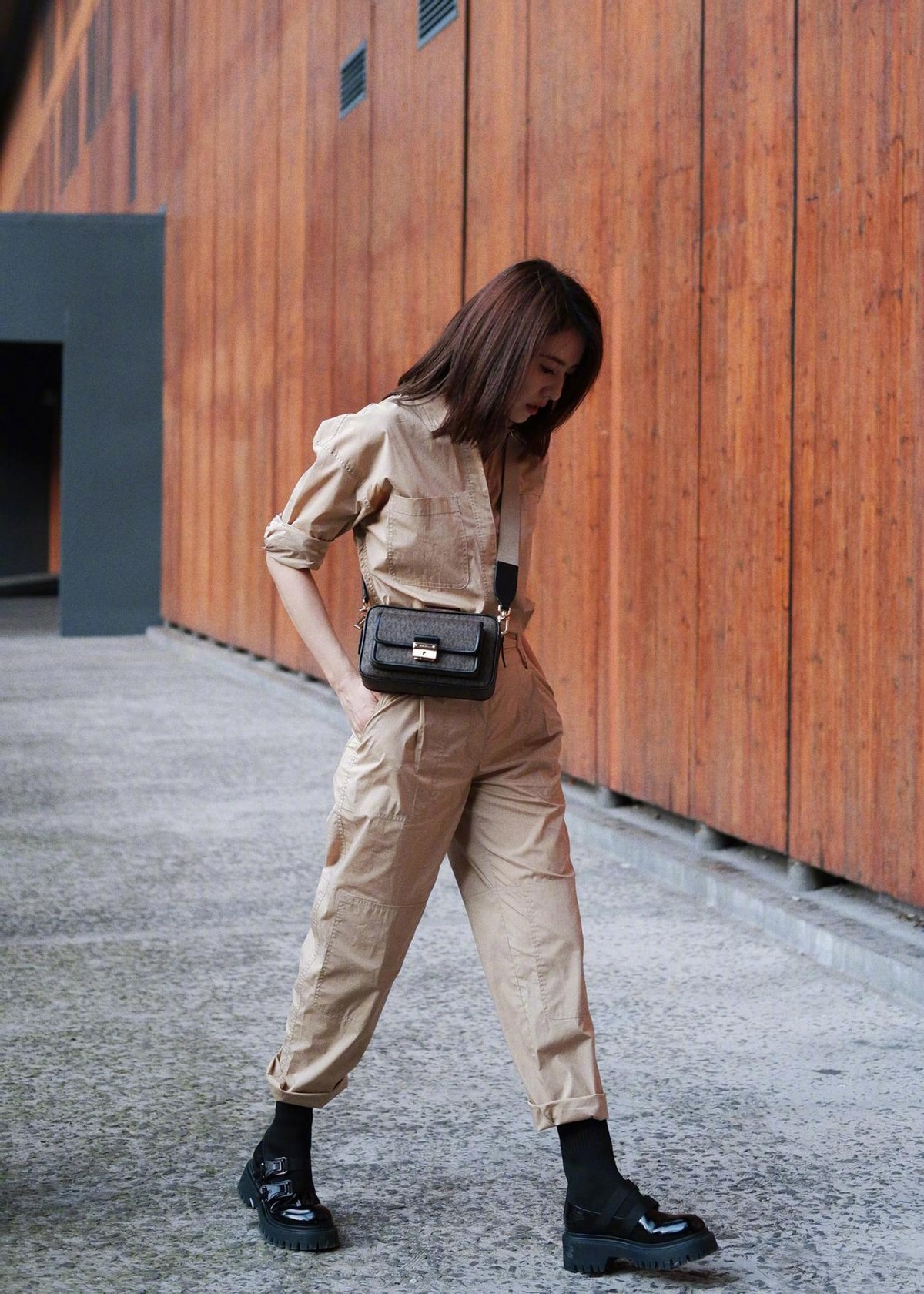 套装 高圆圆终于换风格了,卡其套装打造潮流工装风,这次她美得不一样