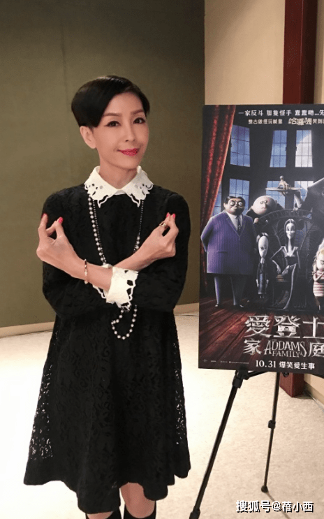 黑色 伍咏薇年过50还扮嫩，穿上粉色紧身裙摇身一变18岁，气质太惊艳