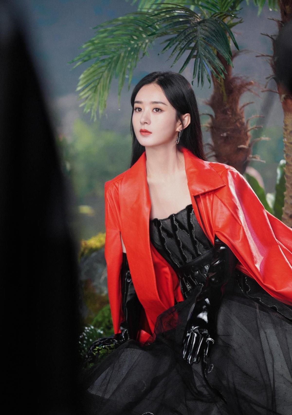 黑色 赵丽颖当了妈之后气质都变了,虽然长了张娃娃脸,但穿红裙好撩人