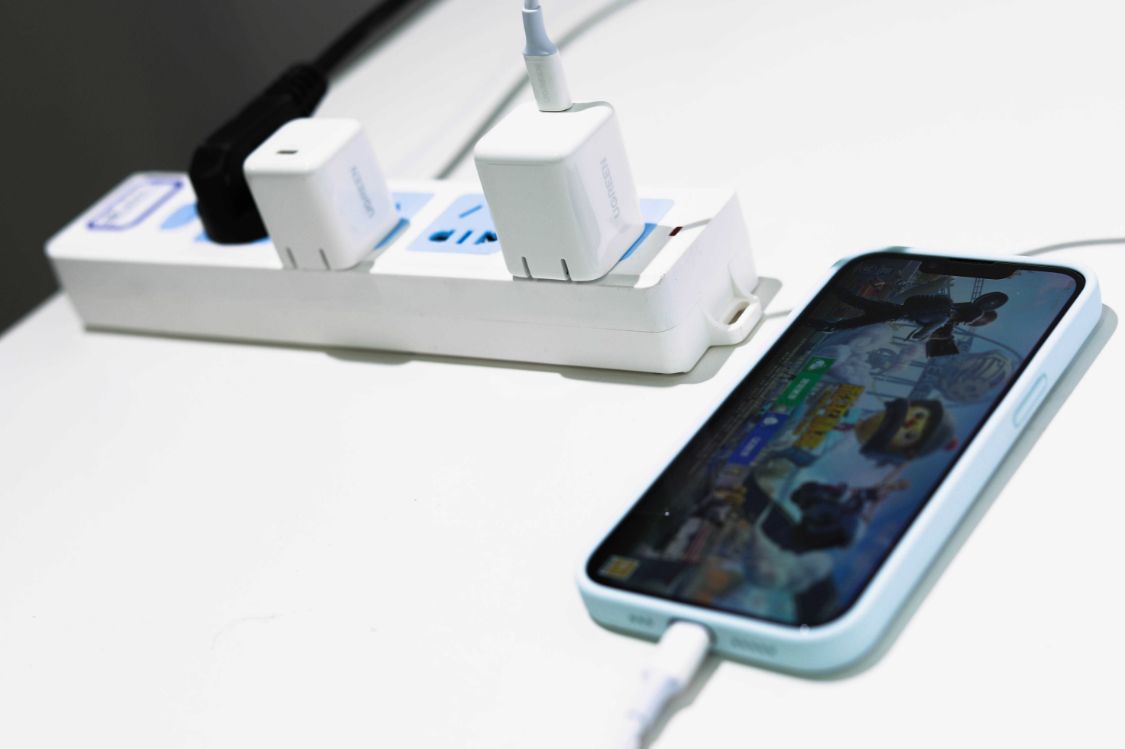 对比|iPhone 13充电，30W比20W到底有多大提升？实测对比告诉你