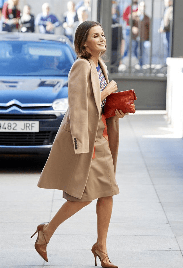 垫肩 西班牙王后果然是最美皇室,穿大衣街拍似时尚博主,49岁仍然惊艳