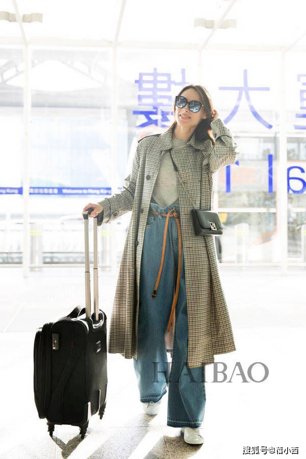 颜色 梁洛施终于换了风格！穿白色西装配绿色半身裙，比阔太还更优雅