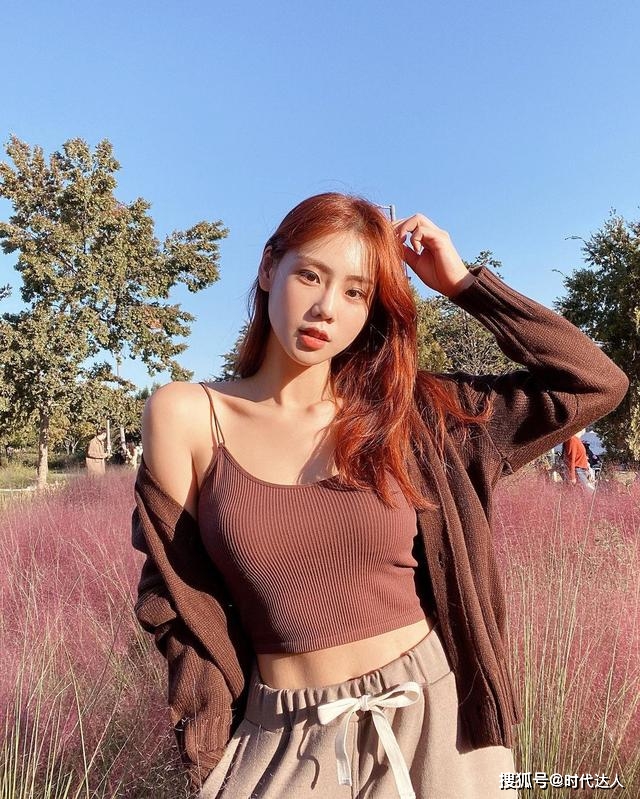 视觉 谁说秋天不能穿吊带背心？随便搭配一件开衫，温柔精致还显高级