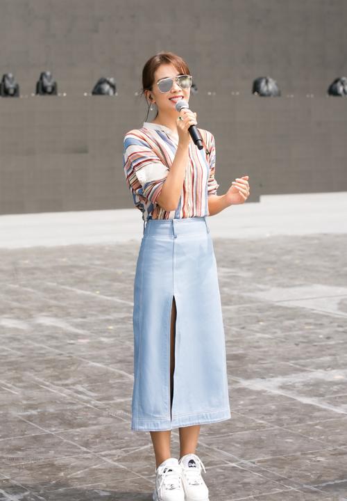 运动鞋 穿裙子时尽量别配高跟鞋！学学刘涛这样穿，时髦优雅有气质