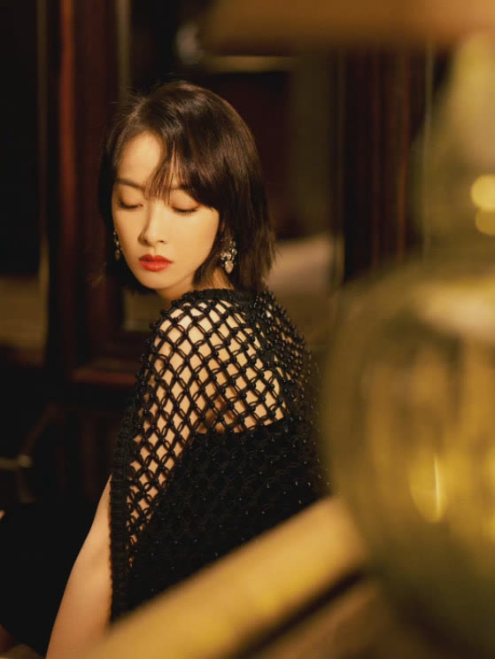 黑色 宋茜挑战网纱披肩搭抹胸裙，杨幂复古性感女郎救场，放弃压轴位置