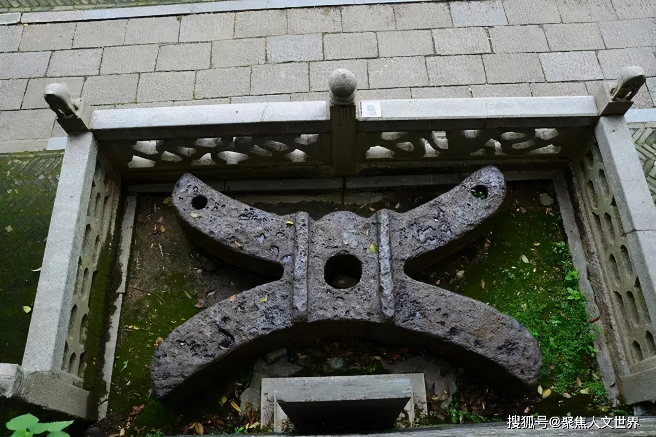 岳阳楼有一个沉重的大铁枷专家研究多年不知道它是干啥的