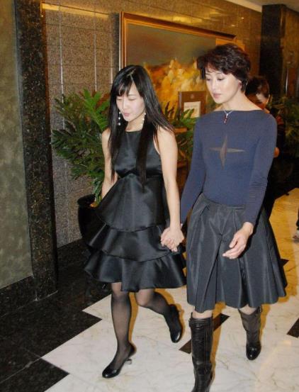 黑色 53岁刘蓓不服老,穿紧身衣走红毯,衣服中间还打个透视十字