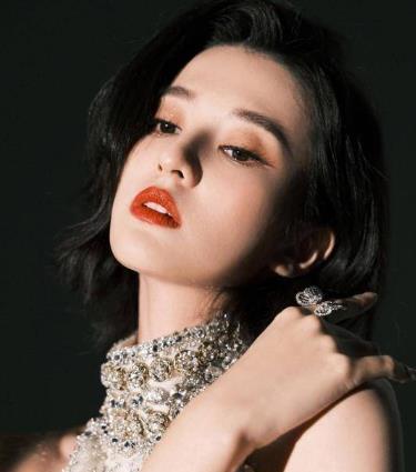 身材 乔欣太性感了,一袭浅色修身长裙展现女人魅力十足