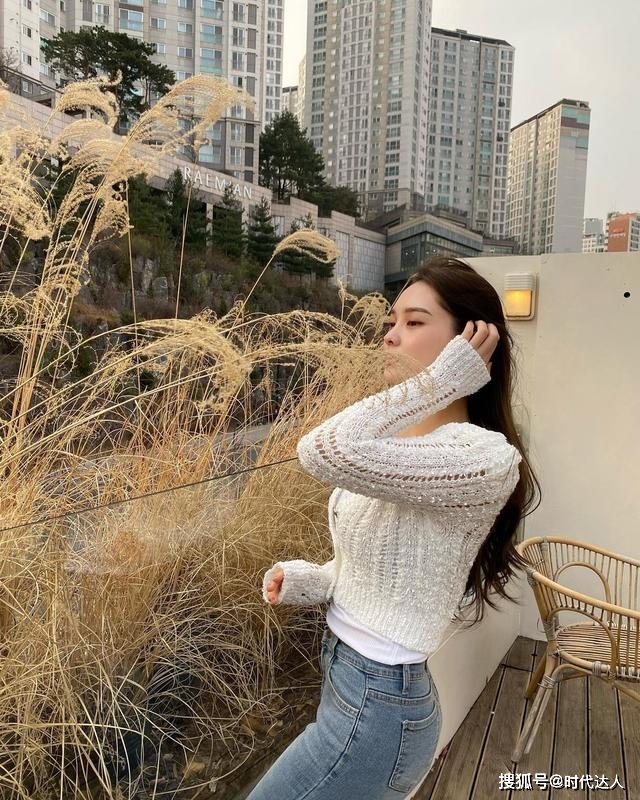 视觉 谁说秋天不能穿吊带背心？随便搭配一件开衫，温柔精致还显高级