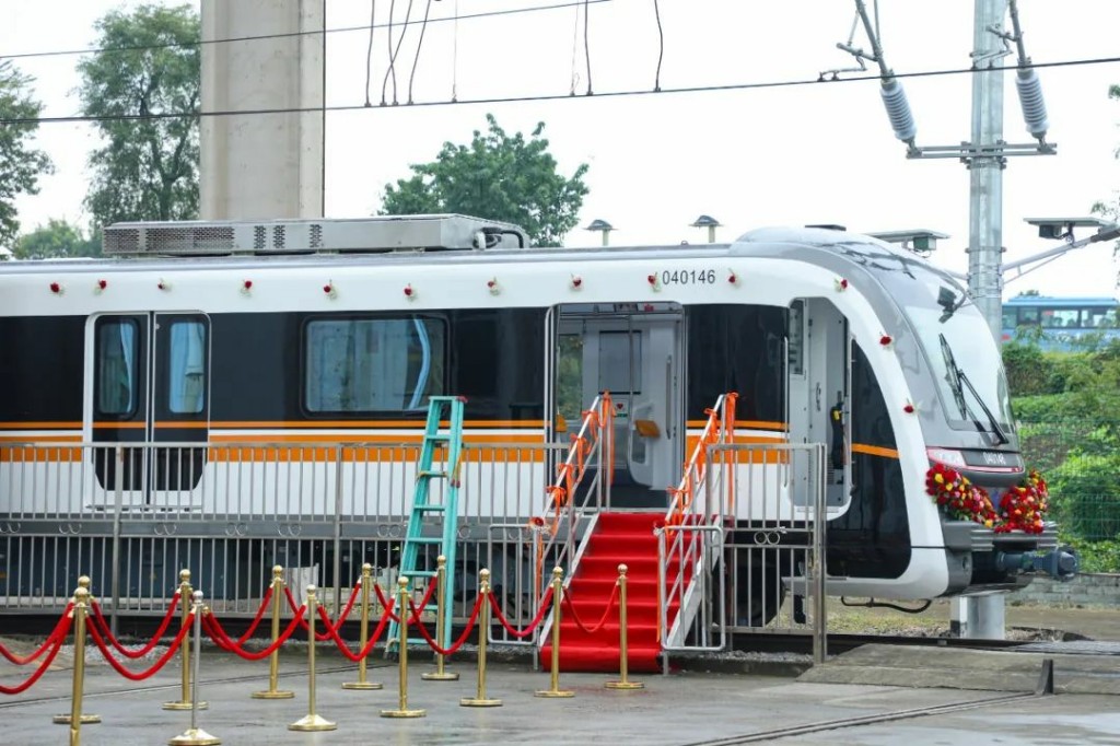 "冷暖车厢"来了!重庆轨道交通4号线二期首列车在重庆中车长客下线