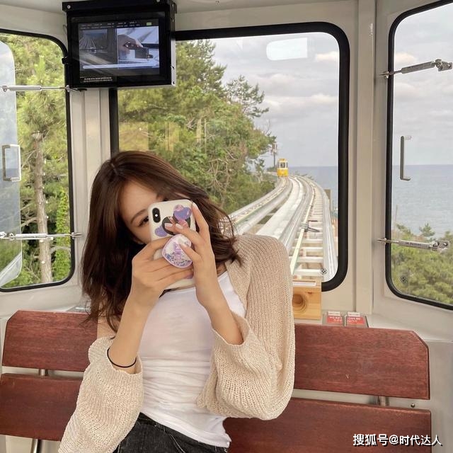 视觉 谁说秋天不能穿吊带背心？随便搭配一件开衫，温柔精致还显高级