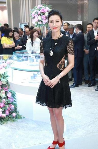 黑色 51岁的李嘉欣一脸富态相，收腰蕾丝黑裙精致显瘦，冻龄面容惊艳