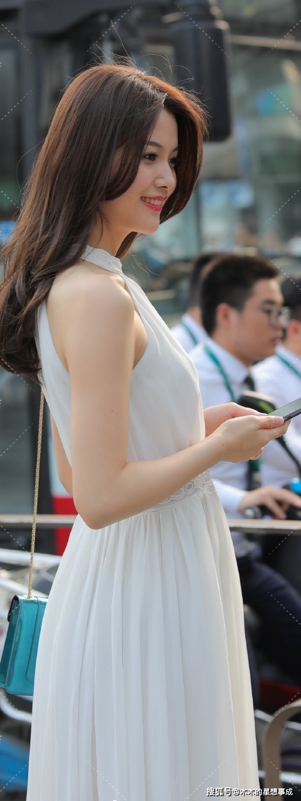 身材 挂脖长裙很好的展现了自己的优势，让自己现在模特般的身材！