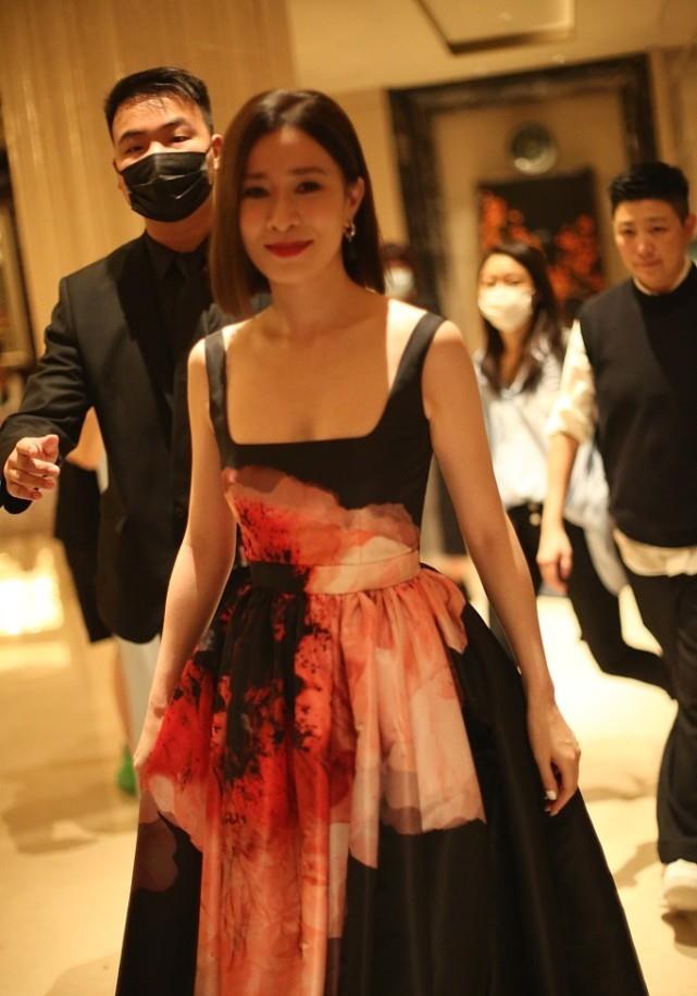 黑色 佘诗曼的气质真够绝的，穿紧身裙曲线适中，但气质感觉好高级
