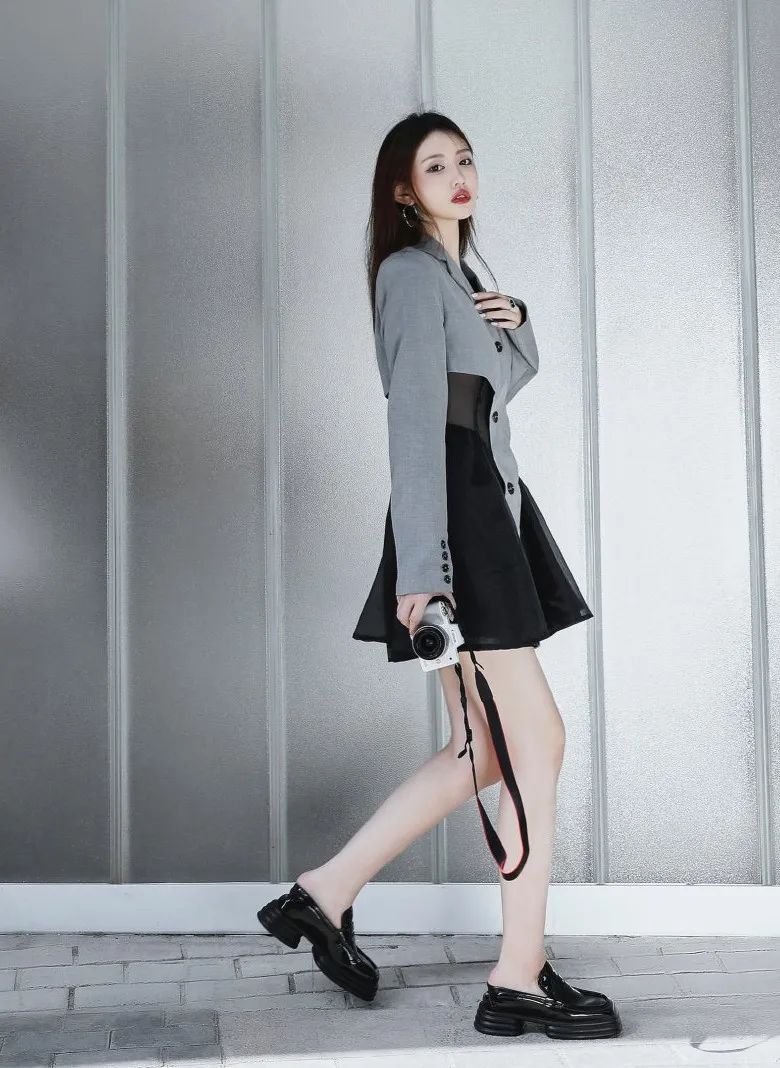 设计 关晓彤的身材一般人学不来，西服下全是美腿，宁波女孩：实在太养眼！