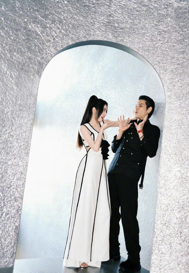 设计 郭碧婷终于美回巅峰！穿连体裤和向佐拍大片，高颜值连老公都夸