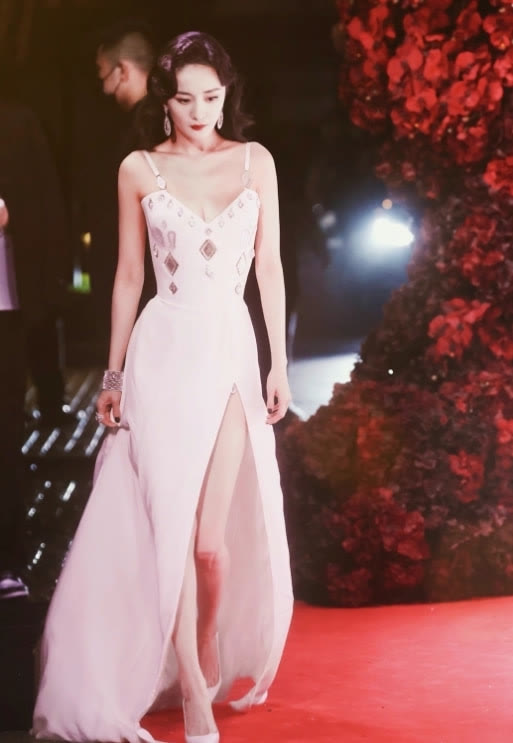 黑色 宋茜挑战网纱披肩搭抹胸裙，杨幂复古性感女郎救场，放弃压轴位置