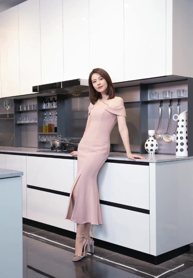 女儿 高圆圆女儿正面罕曝光！脸圆润可爱更像赵又廷，气质却与妈妈媲美