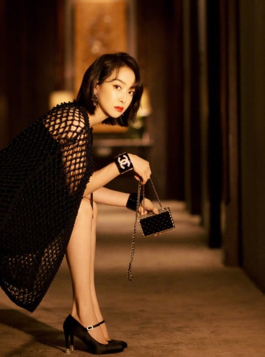 黑色 宋茜挑战网纱披肩搭抹胸裙，杨幂复古性感女郎救场，放弃压轴位置