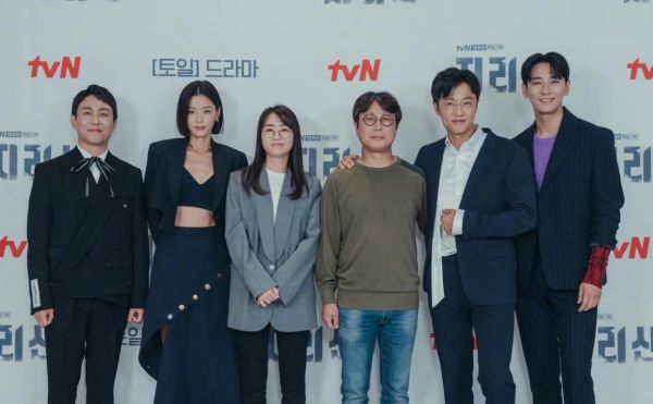 套装 全智贤越老身材越紧致,穿西装配露胃背心,哪像生过两娃的身材