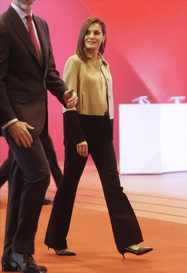 垫肩 西班牙王后果然是最美皇室,穿大衣街拍似时尚博主,49岁仍然惊艳