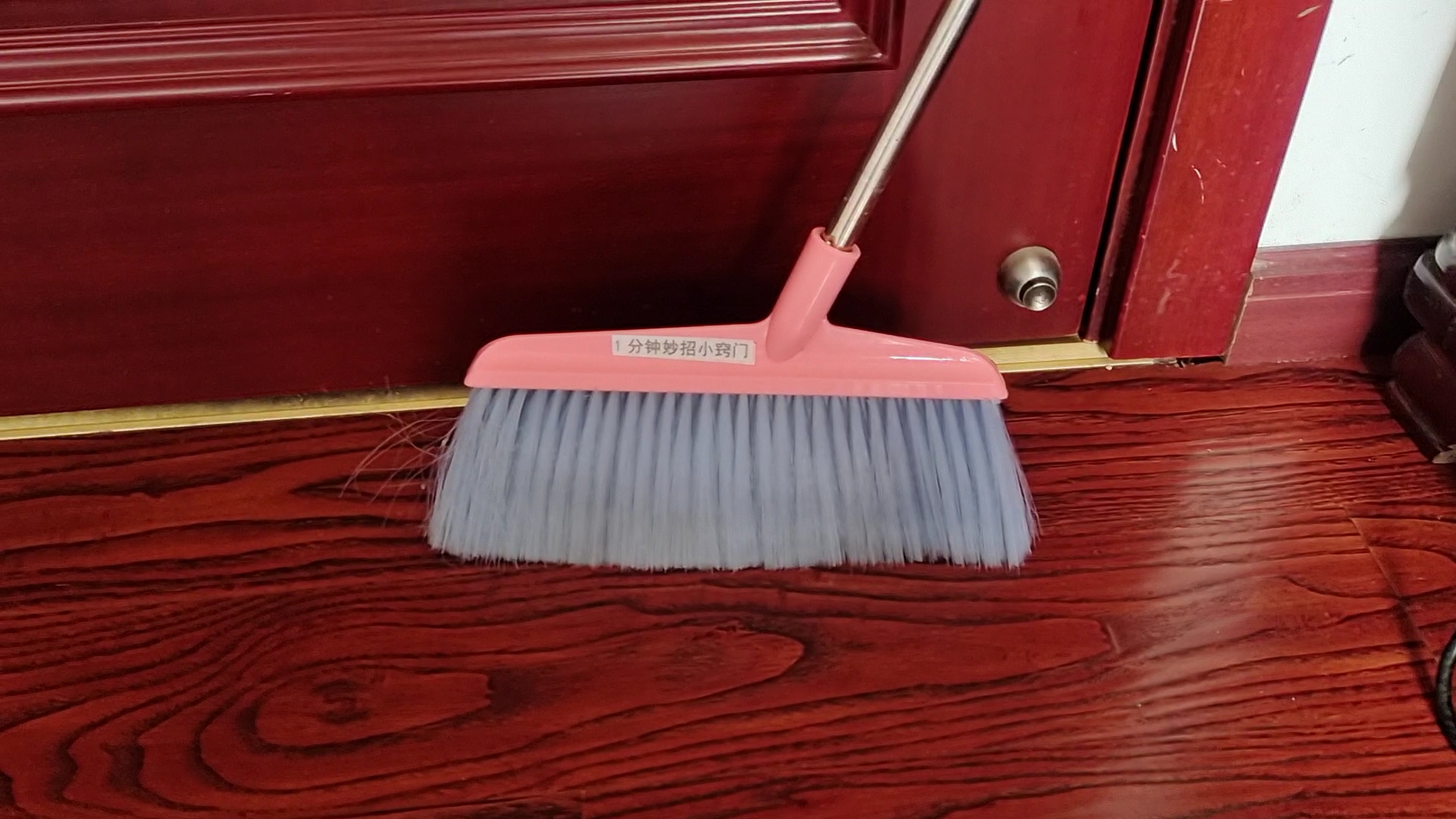 小事不论有钱没钱，牢记家里这4个位置都别放扫把，别当小事处理，快拿走