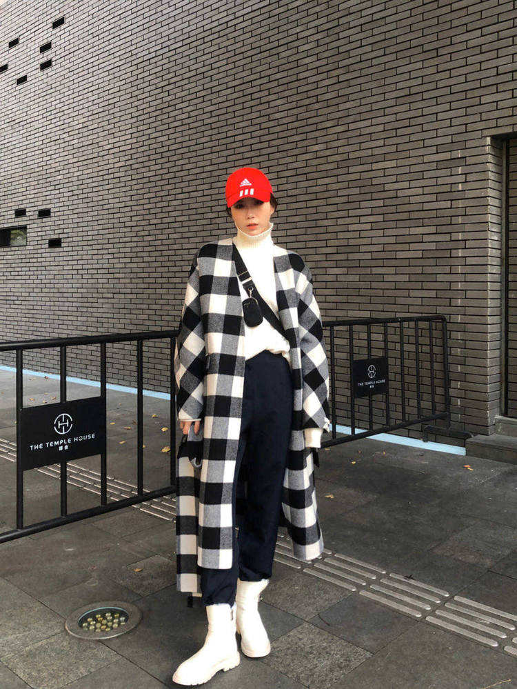 毛衣 格纹大衣的穿搭，看起来干净利索