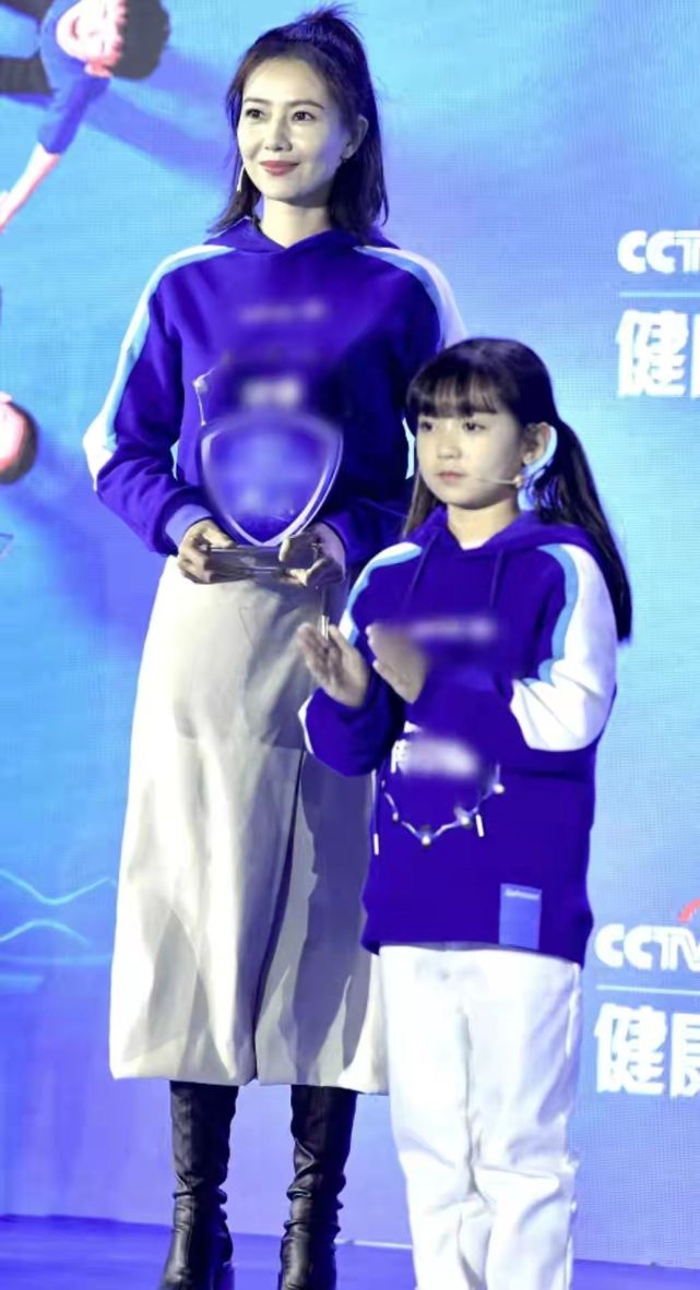 卫衣 高圆圆女儿罕见露正脸！跟妈妈参加聚会变捧场王，穿搭时尚好可爱